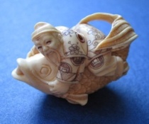 Netsuke: Gott auf Fisch © Ruth Jäschke