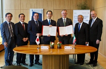 MoU-Erneuerungszeremonie (v.l.n.r. Generalkonsul Mizuuchi, President Watanabe, Oberbürgermeister Kufen, Gouverneur Uchibori, Minister Remmel, President Kato, Bürgermeister Roos)
