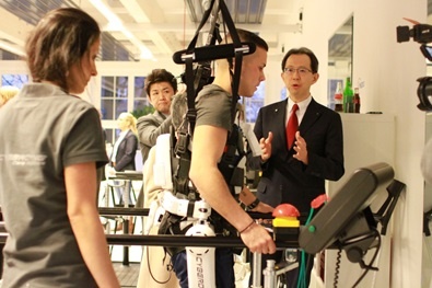 Gouverneur Uchibori zu Besuch bei Cyberdyne