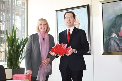 Geschenkeaustausch zwischen Ministerpräsidentin Hannelore Kraft und Gouverneur Uchibori