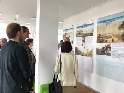 Bei der Ausstellung