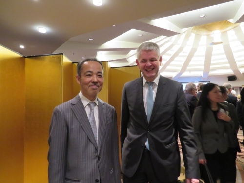 礒総領事(左)とダマーマンNRW州経済省次官(右)