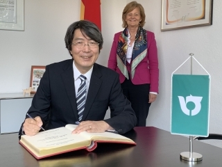 Foto Generalkonsul Iwama und Bürgermeisterin Mielke-Westerlage