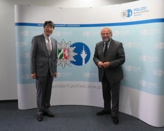 Foto Generalkonsul Iwama und Polizeipräsident Wesseler