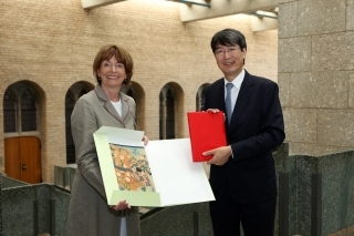 ケルン市長と岩間総領事の写真