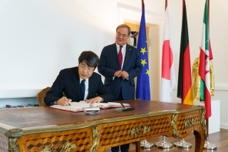 岩間総領事とラシェット州首相の写真