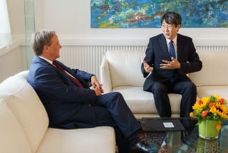 ラシェット州首相と岩間総領事の写真