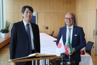 岩間総領事とクーパー州議会議長の写真