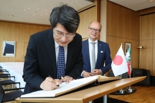 岩間総領事とクーパー州議会議長の写真