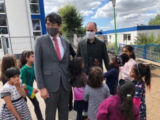Foto Generalkonsul Iwama und Vertreter Friedensdorf
