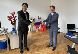 Foto Generalkonsul Iwama und Bürgermeister Pakusch